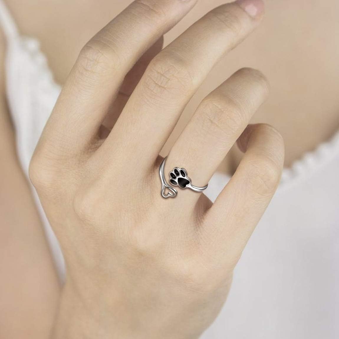 Anillo hecho a mano con pata y corazón