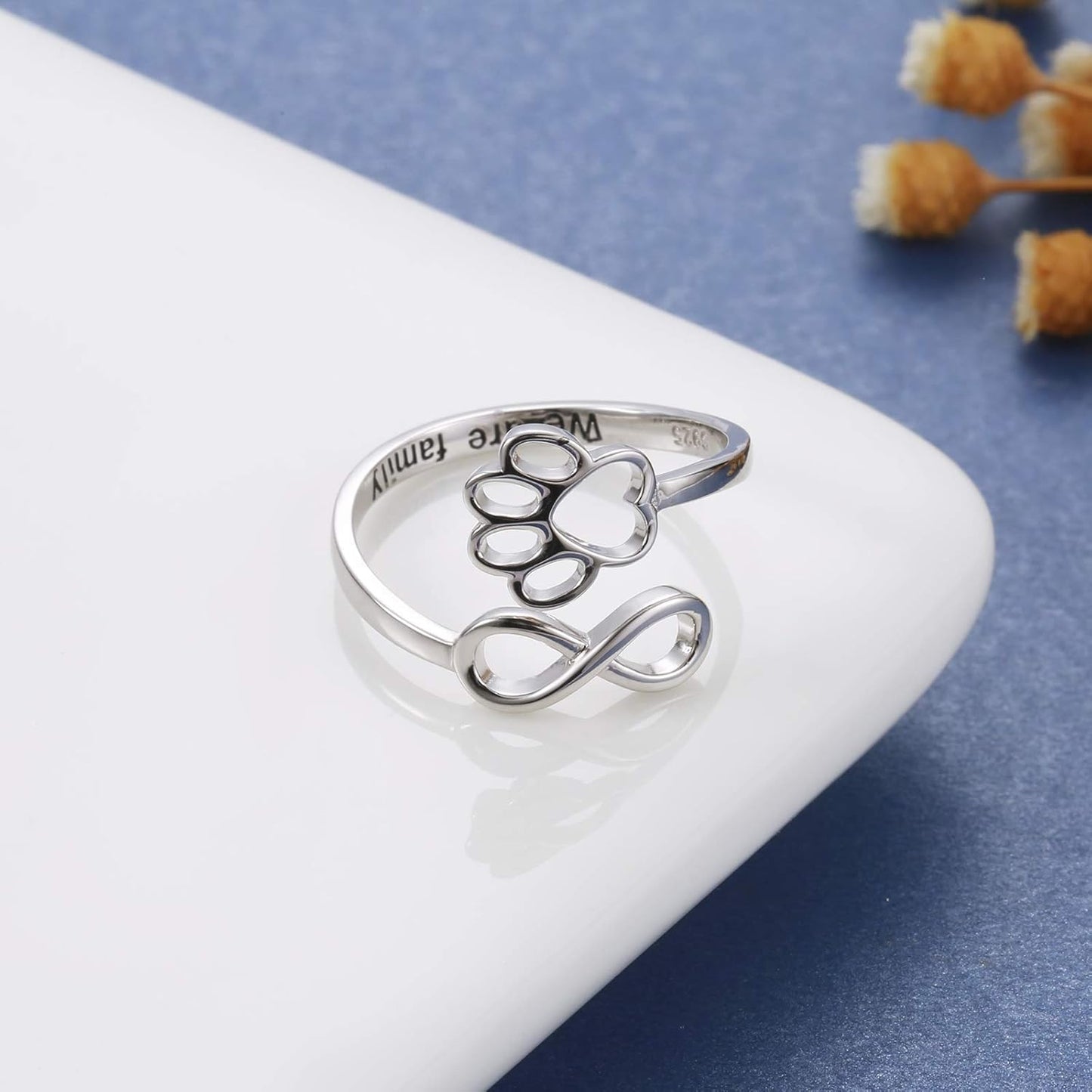 Anillo hecho a mano con pata y corazón