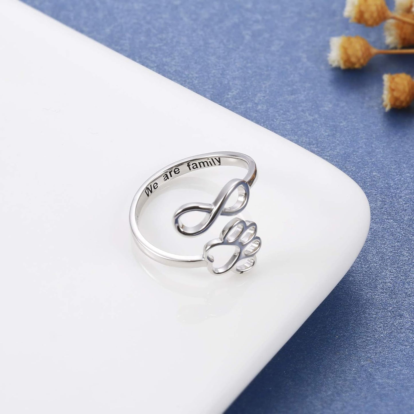 Anillo hecho a mano con pata y corazón