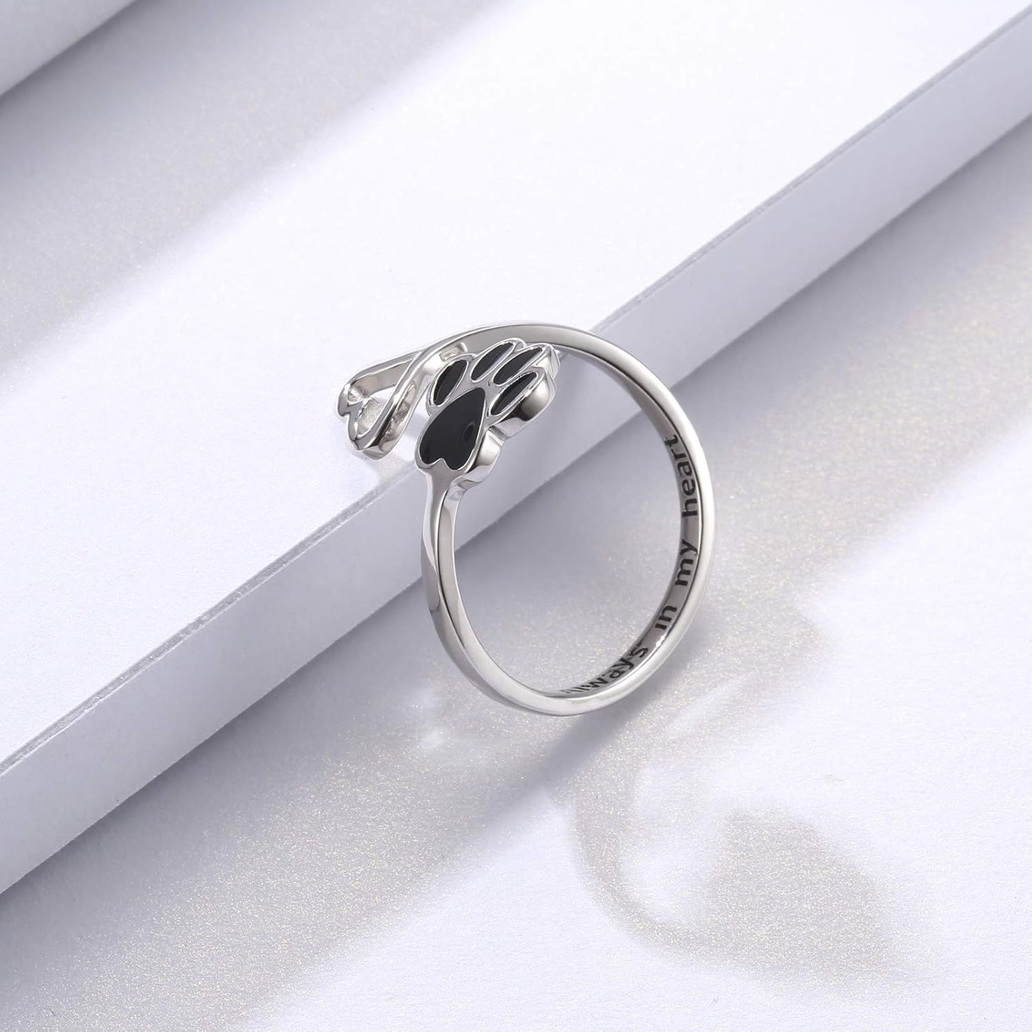 Anillo hecho a mano con pata y corazón