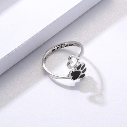 Anillo hecho a mano con pata y corazón