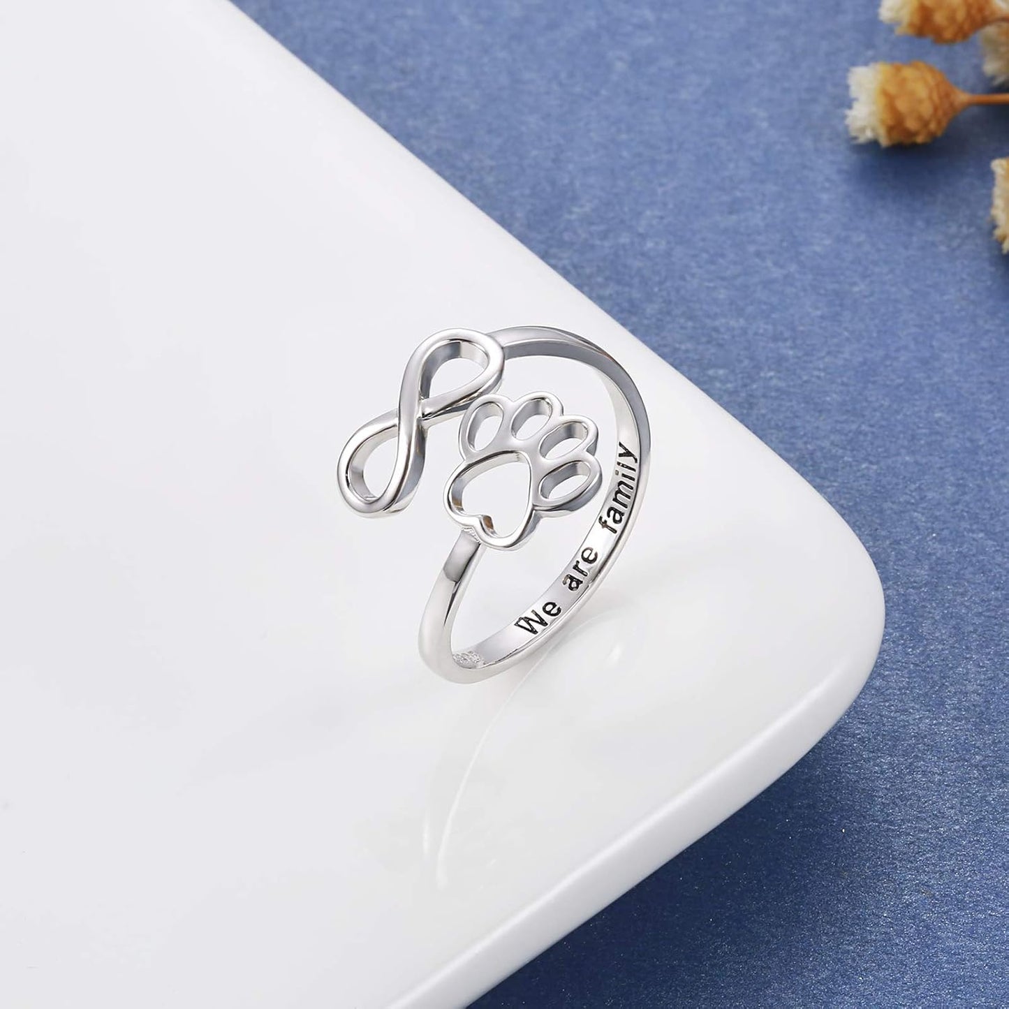 Anillo hecho a mano con pata y corazón