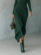 LENORA | Vestido midi envolvente asimétrico con pliegues y cuello alto verde oscuro