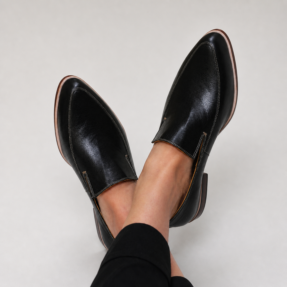 ZOFÍA | Mocasín negro con detalle de tela