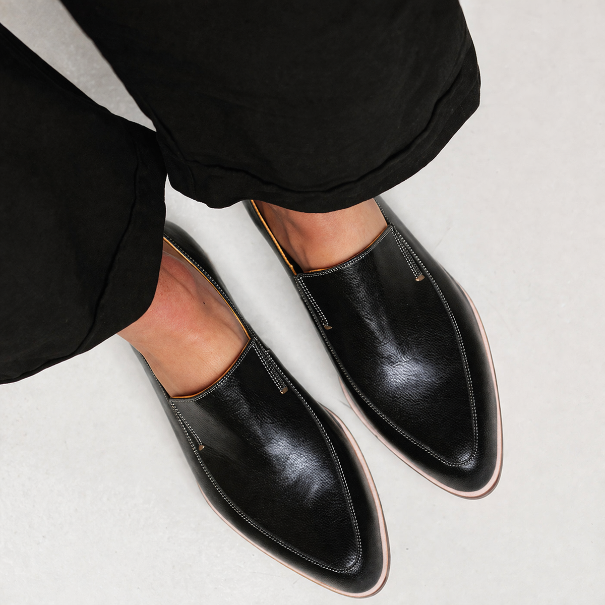 ZOFÍA | Mocasín negro con detalle de tela